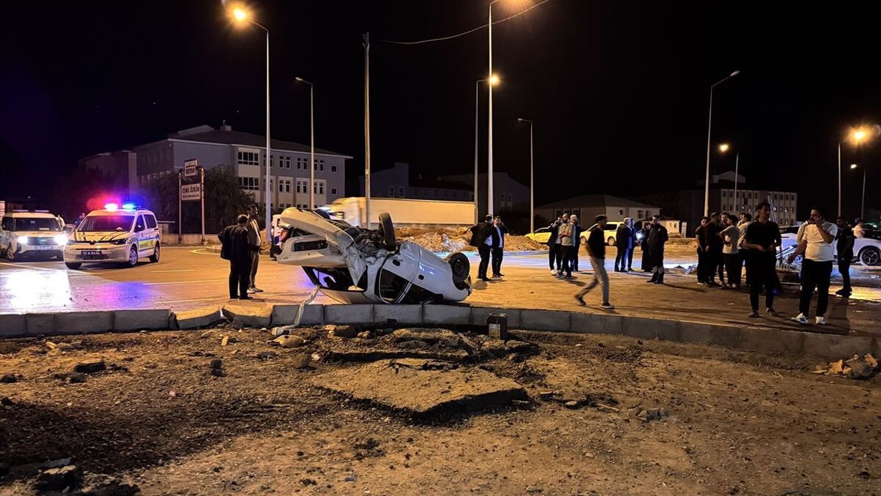 Bitlis'teki zincirleme trafik kazasında 3 araç çarpıştı: 4 yaralı