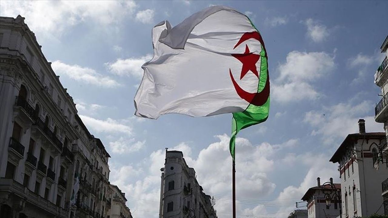 Cezayir milli marşında Fransa'ya yapılan "Ey Fransa, bugün hesap günüdür, hazırlan"atıfı geri getirildi