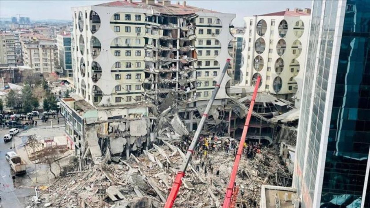 Diyarbakır'da yıkılan binaya ilişkin üç kişi tahliye edildi