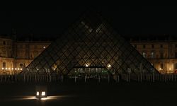 Paris'teki Louvre Müzesi ihbar sonrası tahliye edildi