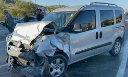 Afyonkarahisar'da kamyonet ile otomobilin çarpıştığı kazada 1 kişi öldü, 4 kişi yaralandı