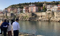 Amasra Kalesi'nin surlarına zarar veren bitki ve ağaçlar temizleniyor