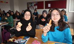 Amasya'da bir lisede öğrencilere hayırsever desteğiyle sağlanan meyve ve sebze ikram ediliyor