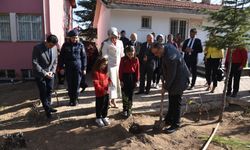 Bahşılı'da Cumhuriyet'in 100. yılında 100 fidan toprakla buluşturuldu