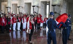 Birçok ilden ve KKTC'den gelen iş kadınları Anıtkabir'i ziyaret ettiler