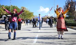 Çanakkale'de üniversite yerleşkesinde 2023 kişi aynı anda zeybek oynadı