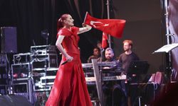 Candan Erçetin, Cumhuriyet'in 100. yılı kutlamaları kapsamında Ankara'da konser verdi