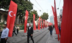 Cumhuriyet'in 100'üncü yılı dolayısıyla İstiklal Caddesi Türk bayraklarıyla donatıldı