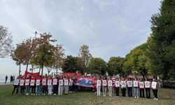 DenizTemiz Derneği Cumhuriyet'in 100. yıl dönümünde 100 gönüllüyle kıyı temizliği yaptı