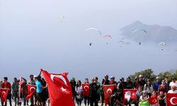 Fethiye'de 100 öğrenci Türk bayraklarıyla yamaç paraşütü uçuşu yaptı