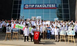 Gaziantep'te doktorlar ve tıp fakültesi öğrencileri, İsrail'in Gazze'deki hastane saldırılarına tepki gösterdi