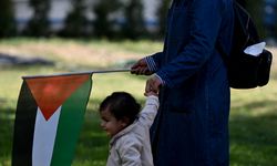 Gazze'de hayatını kaybeden çocuklar için ABD Büyükelçiliği önüne kefenlenmiş bebek maketi bırakıldı