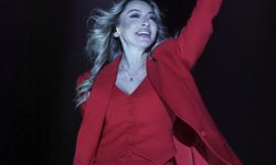 Hadise, Cumhuriyet'in 100. yılı kutlamaları kapsamında Ankara'da konser verdi