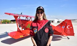Kadın akrobasi pilotu Cumhuriyet'in 100. yılını özel uçuşuyla kutladı
