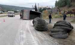 Karabük'te devrilen tırın şoförü kazayı yara almadan atlattı