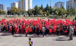 Kayseri'de öğrenciler Cumhuriyet için yürüdü