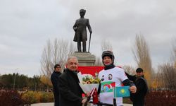 Kazak bisikletçi, Türkiye Cumhuriyeti'nin 100. yılını 100 kilometre pedal çevirerek kutladı