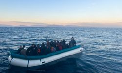 Kuşadası açıklarında geri itilen 75 düzensiz göçmen karaya çıkarıldı