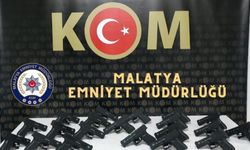 Malatya'da otomobilde ruhsatsız 20 tabanca ele geçirildi