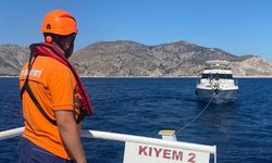 Marmaris açıklarında sürüklenen tekne kurtarıldı