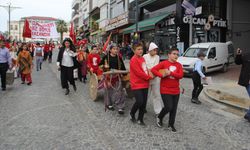 Sinop'ta öğrenciler 100. yılda Cumhuriyet'in ilanı haberinin yer aldığı gazeteler dağıttı