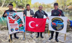 Sivas'ta balık adamlar Cumhuriyet'in 100. yılı dolayısıyla su altında Türk bayrağı açtı