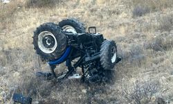 Sivas'ta devrilen traktörün sürücüsü hayatını kaybetti