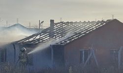 Tuzla'da bir gecekondu yandı