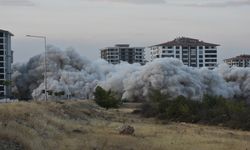 Malatya'da ağır hasarlı  2 bina patlayıcı kullanılarak yıkıldı