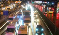 İstanbul'da fırtına ve yağışın etkisiyle trafik yoğunluğu yüzde 87'ye ulaştı