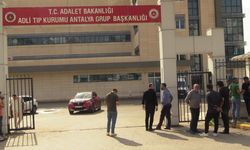 Antalya'da kamyonla çarpışan otomobildeki 2 kişi öldü, 1 kişi yaralandı