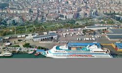 "Astoria Grande" kruvaziyeri 861 yolcusuyla Samsun Limanı'na demirledi