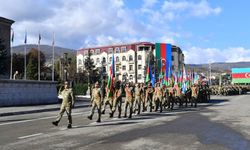 Azerbaycan'ın Karabağ Zaferi'nin yıl dönümü Hankendi'de askeri geçit töreniyle kutlandı