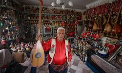 Bağlamaya ve kavala gönül veren aşık Mahrumi, hatıralarını evinin odasında yaşatıyor