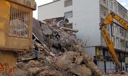 Batman'da kontrollü yıkılan binanın çökmesi sonucu yanındaki apartman hasar gördü