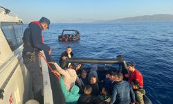 Bodrum açıklarında lastik bottaki 87 düzensiz göçmen kurtarıldı, 51 göçmen yakalandı