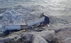 Bodrum'da fırtına nedeniyle bazı tekneler kayalıklara sürüklenip parçalandı, bazıları su aldı