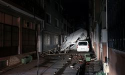 Bursa'da rüzgar nedeniyle binanın çatısının uçması güvenlik kamerasına yansıdı