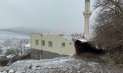 Çankırı'da şiddetli rüzgar cami çatısını uçurdu