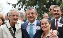 CHP Genel Başkanlığına seçilen Özel, Bülent Ecevit'in kabrini ziyaret etti: