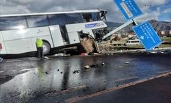 Denizli'de turistleri taşıyan otobüsle otomobilin çarpışması sonucu 20 kişi yaralandı