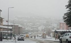 Elazığ'ın Sivrice ilçesinde kar yağışı etkili oluyor