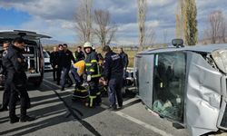 Erzincan'da devrilen hafif ticari araçta sıkışan 2 yaralı itfaiye ekiplerince kurtarıldı