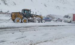 Erzurum'da jandarma ekipleri, karda mahsur kalan hastaları kurtardı