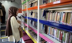 Gezici kütüphane, Ardahan Kalesi'ni ziyaret edenlerle buluşuyor