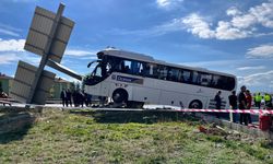 GÜNCELLEME - Denizli'de turistleri taşıyan otobüsle otomobilin çarpışması sonucu 30 kişi yaralandı