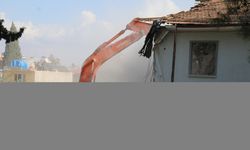 Hatay'da depremlerde hasar alan kaymakamlık binası kontrollü yıkıldı