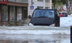 Hatay'da İskenderun'da sağanak ve kuvvetli rüzgar hayatı olumsuz etkiledi