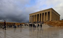 Iğdır'da Anıtkabir'de tutulan Ata'ya saygı nöbetini canlandıran öğrenciler Ankara'da