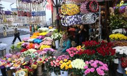 İstanbul'da çiçekçilerde "Öğretmenler Günü" yoğunluğu yaşanıyor